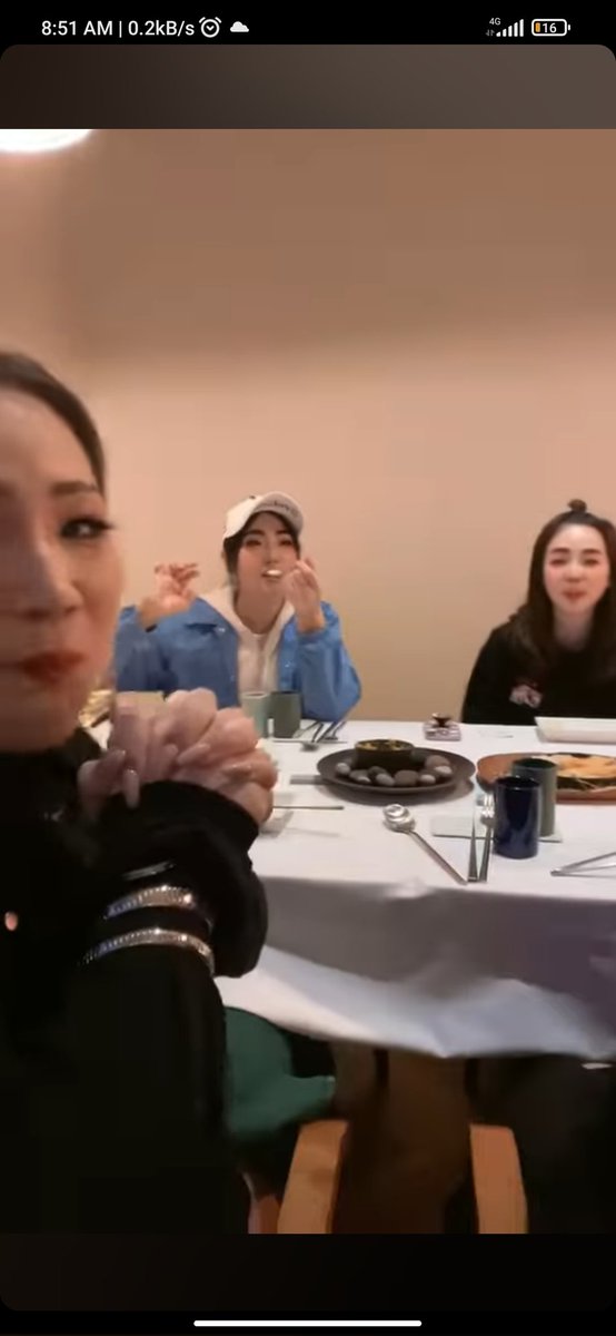 GussMora_'s tweet photo. Hoy solo puedo hablar de esto ๐ญ Despuรฉs de separadas creo que no se habรญan reunido las 4 ๐ญ Serรกn por siempre mi grupo favorito por toda la vida ๐
#Foreverblackjack
#2NE1 https://t.co/4CfdmJg8fE