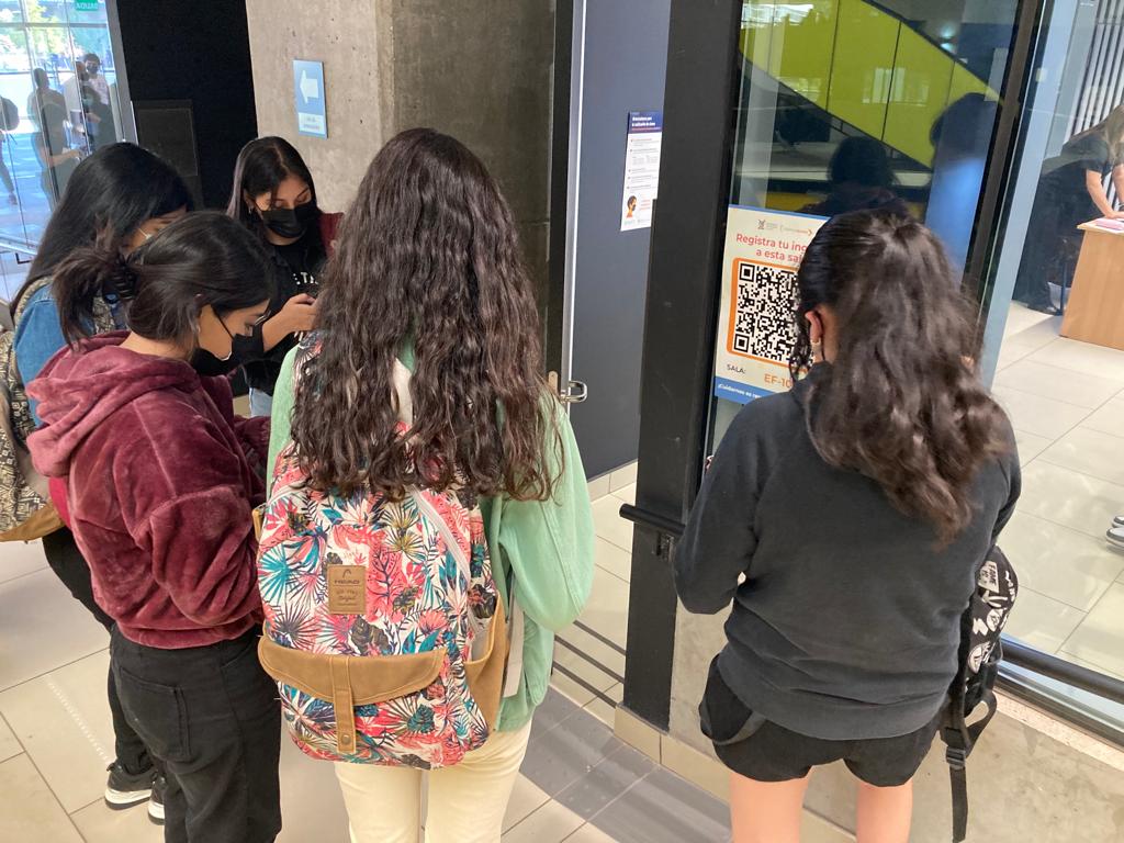 usach's tweet photo. 📲 ¡Recuerda usar el código QR para registrar el ingreso a las salas con tu celular!

📌También debes registrar tu temperatura y evitar comer alimentos al interior de las aulas🍎 https://t.co/1xhjDXZXVt