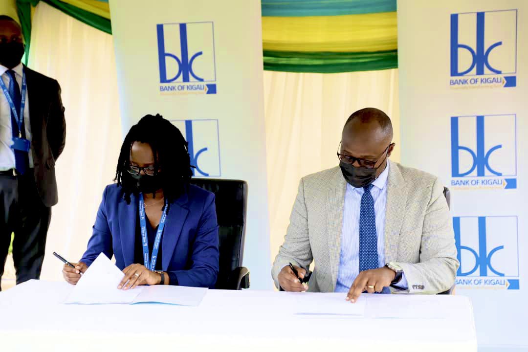 BankofKigali's tweet photo. 1/2

CEO @dkarusisi : We are delighted to partner with the City of Kigali to provide decent housing for residents living in the high risk zones. Bank of Kigali, as a good corporate citizen always looks out for this kind of partnerships to lift livelihoods of the people we serve. https://t.co/XFwrObzpaE