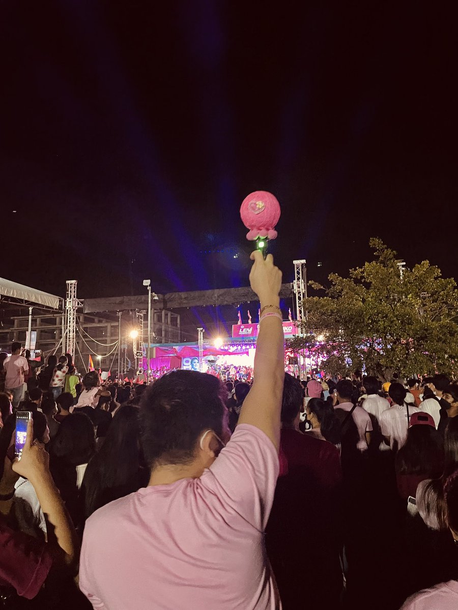 rexona_2020's tweet photo. The youth will redeem this country from darkness. #LiwanagSaDilim #GenSanIsPINK  #ProudGenerals https://t.co/jXq15pQm57