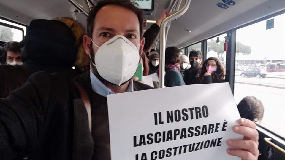 Gitro77's tweet photo. Massima solidarietà al gruppo di Roma degli Studenti contro il green pass. Come @RI_Roma_ avevamo partecipato alla prima azione di disubbidienza civile da loro organizzata. https://t.co/l4lqM4wKiv