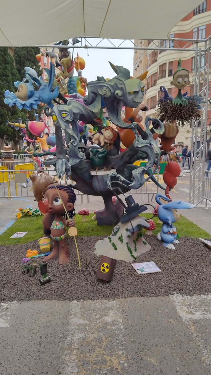 Falla_161's tweet photo. PLAY NATURE🌸🌿
Ja tenim la nostra falla infantil en la plaça, "Play nature" de l'artista David Mou.
Gràcies a tot l'equip de la plantà.
#Falla161
#Plantà22
#75Aniversari https://t.co/i83wAzVrve