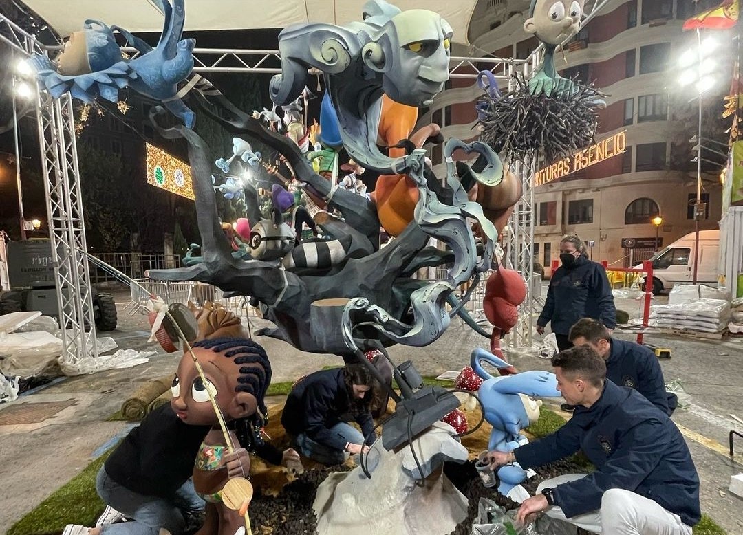 Falla_161's tweet photo. PLAY NATURE🌸🌿
Ja tenim la nostra falla infantil en la plaça, "Play nature" de l'artista David Mou.
Gràcies a tot l'equip de la plantà.
#Falla161
#Plantà22
#75Aniversari https://t.co/i83wAzVrve