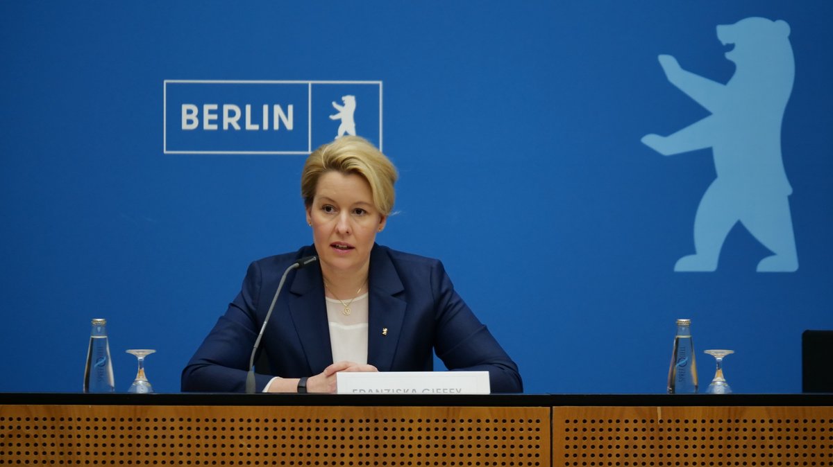 RegBerlin's tweet photo. Berlin plant, wie viele weitere Bundesländer, die geltenden #Corona-Schutzmaßnahmen bis zum 31. März zu verlängern. Das will der Senat in einer Sondersitzung am kommenden Samstag beschließen. Ab 1. April sollen dann Basisschutzmaßnahmen wie z.B. die Maskenpflicht im ÖPNV gelten. https://t.co/IpAh8044P6