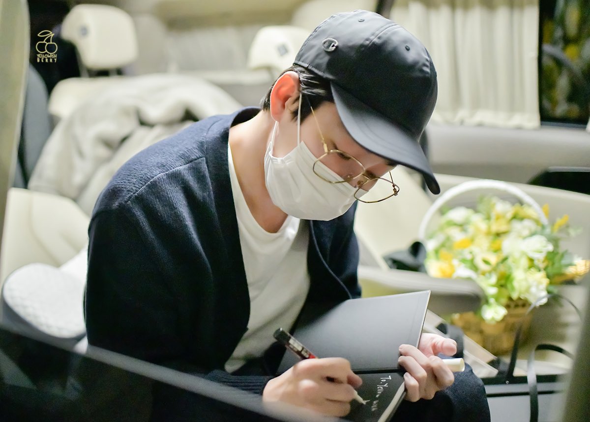 yellowish_berry's tweet photo. 220315
플라워바스켓에 대해서 설명했더니 어 진짜~? 하면서 힐끔 보다가 끄적끄적… 꽃 고마워…✍️
꽃말도 물어봐 주고 정말 마음에 들었나 보다 다행이야💛
#딘딘 #dindin https://t.co/sxgGotySB2