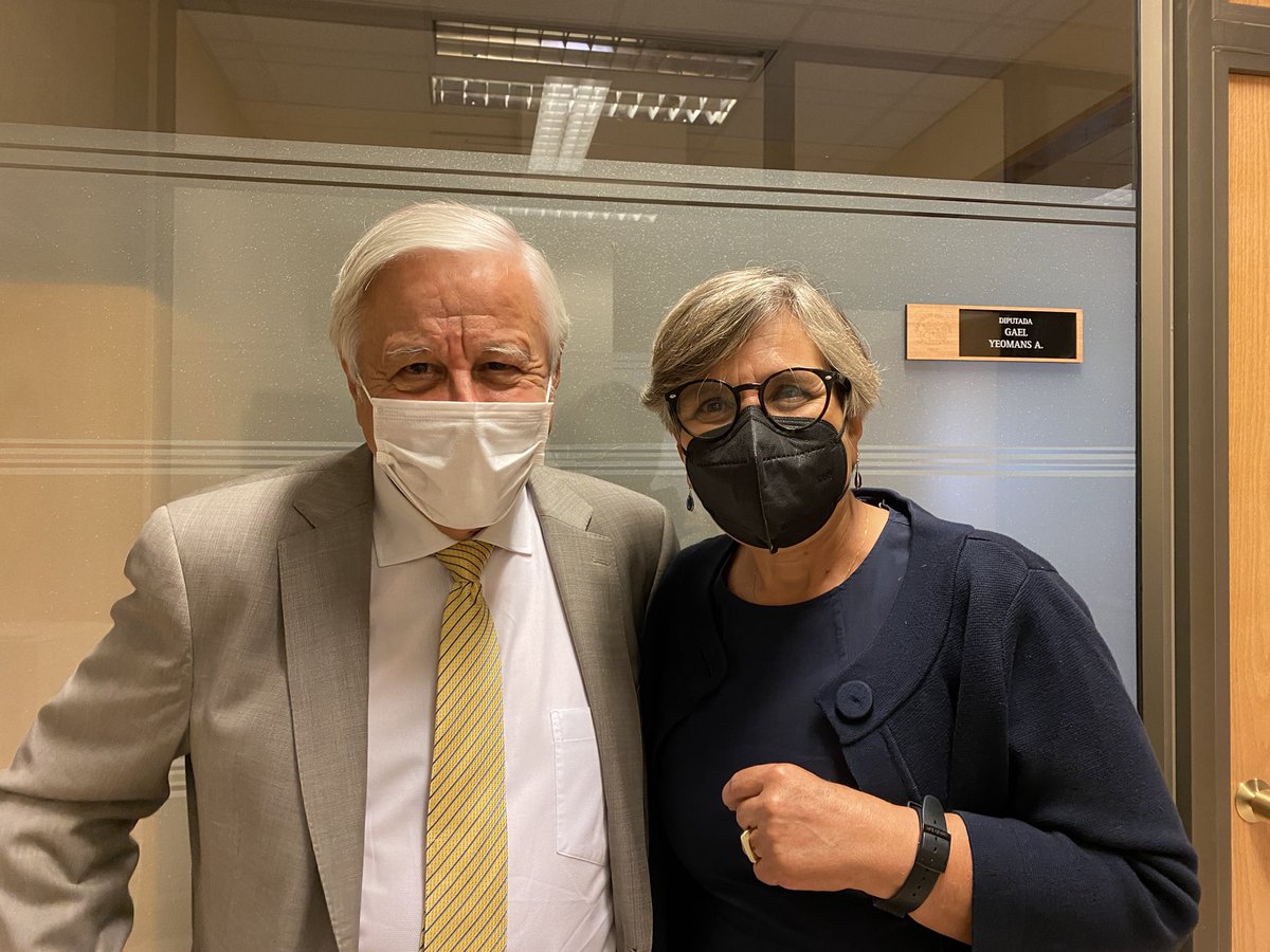 lorenafriesm's tweet photo. Una foto del otro día con mi querido @RobertoCeledonF. Todo mi apoyo al trabajo de las/os convencionales.
#convencionsedefiende https://t.co/tMSx9uZfEP