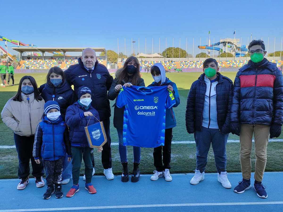 PordenoneCalcio's tweet photo. In occasione di #PordenoneComo abbiamo "corso" la #MarciaInBlu2022 insieme alla Fondazione Bambini e Autismo Onlus 💪🏻

Grazie al @Como_1907 per essere stato al nostro fianco e a tutta la Fondazione per il caloroso tifo 🖤💚 

▶️ https://t.co/XY2ERTUO9j 🏃🏻🏃🏻‍♀️

#ForzaRamarri https://t.co/WZJyER3CGn