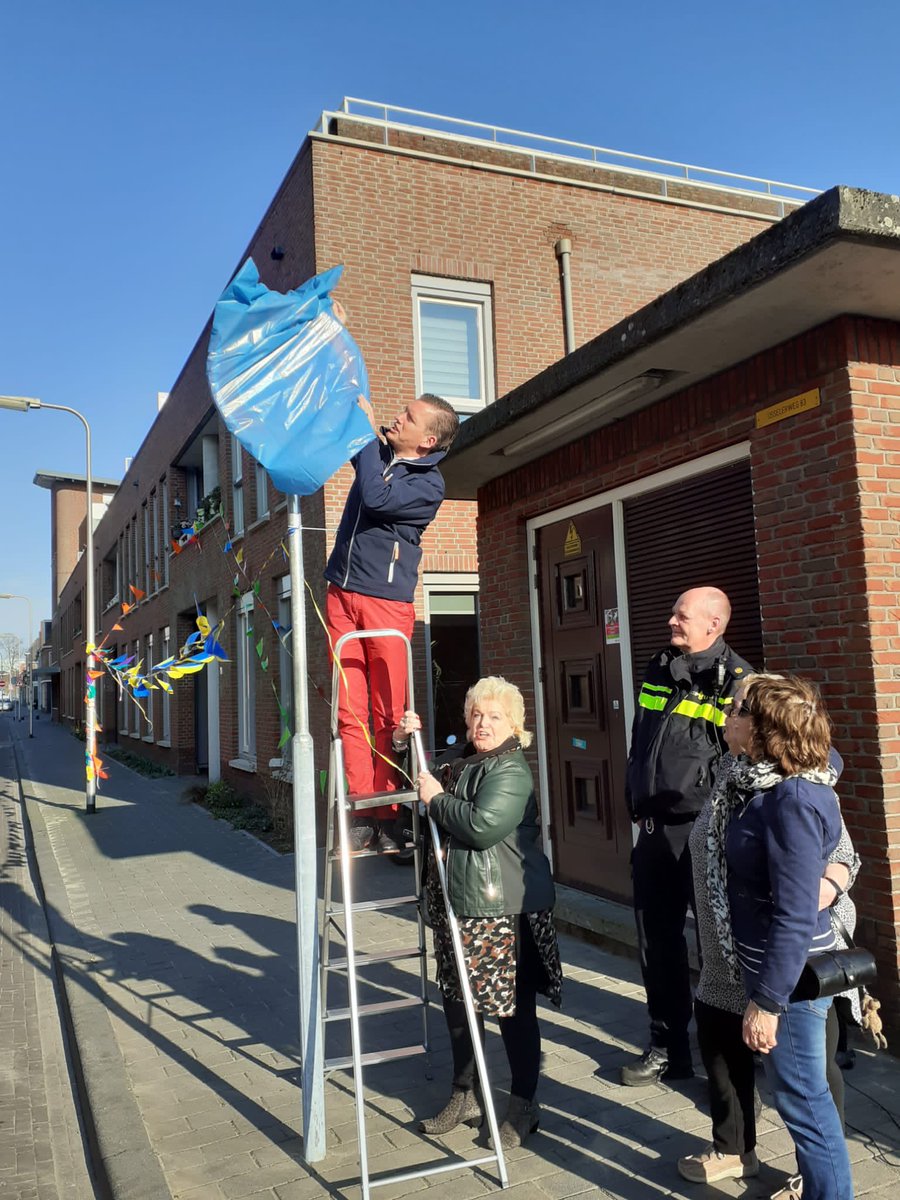 JurgenvanHoudt's tweet photo. Elke wijk gun ik bewoners als Lidie, Irena en Ada! Geweldig dat het #samen is gelukt om aan de #Usselerweg een parkeerverbod in te voeren, een groener plein en geveltuintjes. ✅ En straks nog de ondergrondse container. Mooi voorbeeld van actieve #participatie vanuit #Pathmos.👌 https://t.co/XY3sW3QpEf
