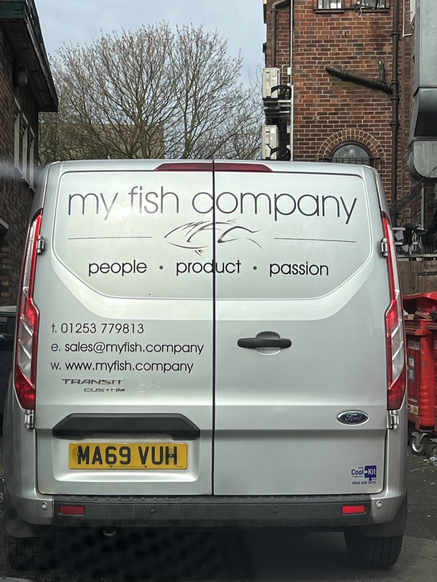 Ste_burge's tweet photo. Nice guy this delivery guy in Wilmslow today. Me: ‘How long you gonna be mate?‘ Driver: ‘As long as it takes!’ Ok bellend, you block the carpark exit. #stinkoffish #notsofresh #droppedafishandputitbackinthetray 😁 https://t.co/wI4u71vEOJ