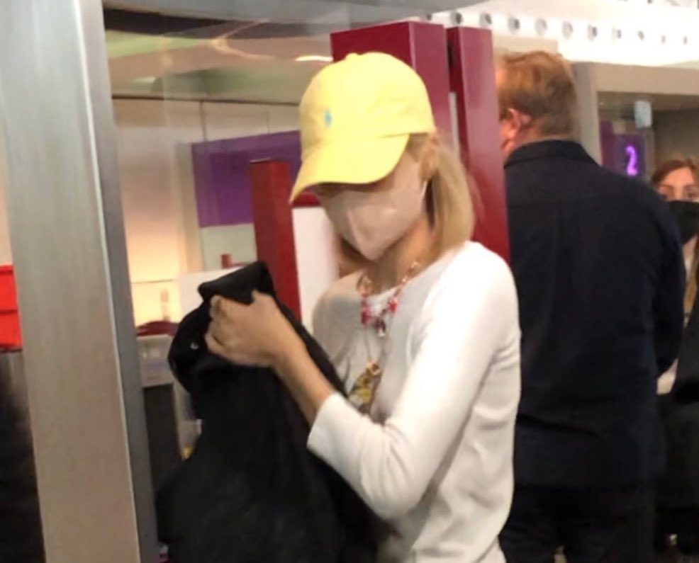 phat1402's tweet photo. ว่าจะไม่แล้วก็ขอหน่อยงับบ หมวกที่น้องลิดใส่คือแบรนด์ Polo Ralph Lauren มันแบบบังเอิ๊ญบังเอิญเป็นแบรนด์เดียวกับพี่โดยองที่ชอบใส่แบรนด์นี้เป็นชีวิตจิตใจเลยอะ เพราะฉะนั้นตอนนี้พี่โดยองไม่ได้มีแค่M150แล้วนะคะ ทุกคนเลิกล้อโมเม้นนั้นได้แล้วว https://t.co/uTTueJM5sB