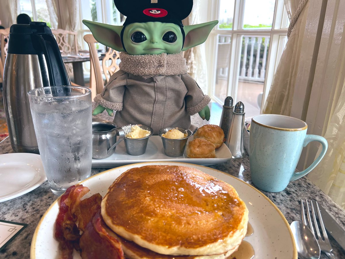 thevhsproject's tweet photo. Happy kid, happy life. Breakfast at Disney’s Grand Floridian Cafe. #WaltDisneyWorld #DisneyParks #DisTwitter #StarWars #Grogu https://t.co/etneKG0V3J