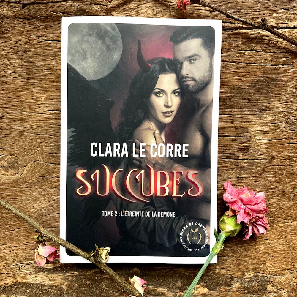 NishaEtcaetera's tweet photo. Le tome 2 de #Succubes de Clara Le Corre est actuellement en précommande 😍 ! 👉🏼 https://t.co/k2L4Gf1e3C #bitlit https://t.co/86QQWX7gET