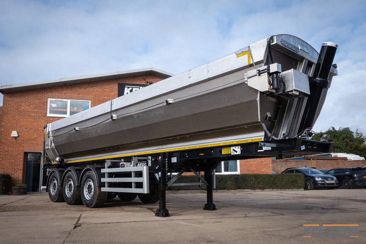 Kel_Berg's tweet photo. Elliotts Cheltenham Ltd took delivery of their latest Kel-Berg T100 eariler last week. Thank you to Nick for continually supporting Kel-Berg, we appreciate all your business.
#trailers #construction #constructionuk #aggregates #kelberg #dawbarn #new #edbro #jost https://t.co/LxYe1WFf7E