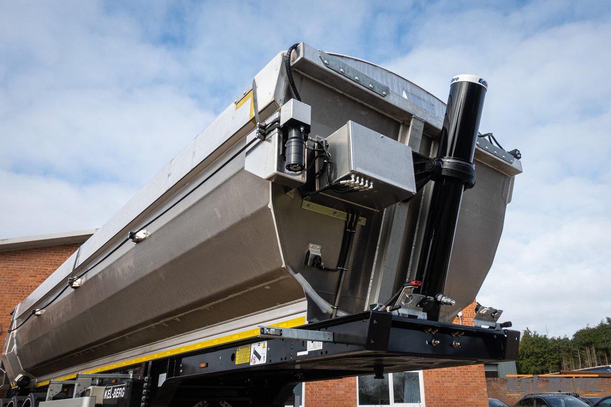 Kel_Berg's tweet photo. Elliotts Cheltenham Ltd took delivery of their latest Kel-Berg T100 eariler last week. Thank you to Nick for continually supporting Kel-Berg, we appreciate all your business.
#trailers #construction #constructionuk #aggregates #kelberg #dawbarn #new #edbro #jost https://t.co/LxYe1WFf7E