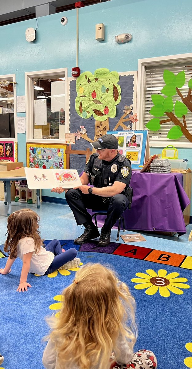 SFCollegePD's tweet photo. On this 🌧 Tuesday Ofc Adams took the opportunity to read to @SantaFeCollege Little School students ☺️ afterwards everyone got stickers! #LittleSaints #SafeSaints #commUNITY https://t.co/qlU1gX05LP