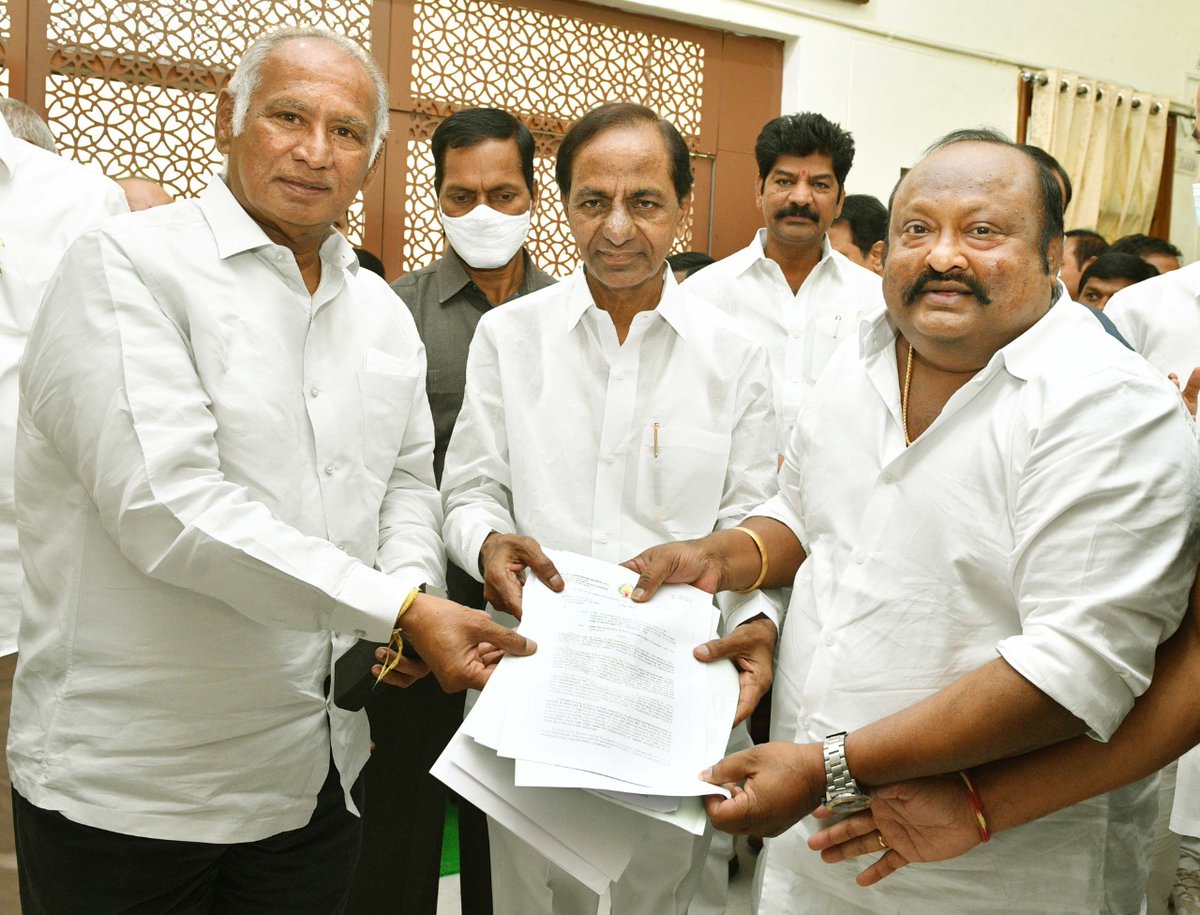 GangulaBRS's tweet photo. మరో గొప్ప పుణ్యక్షేత్రానికి పునాధి. కరీంనగర్ లో ఉత్తర తెలంగాణ దివ్యధామంగా టీటీడీ వెంకటేశ్వర స్వామి వారి గుడి నిర్మాణం. నగరం మధ్యలో పదెకరాలు కేటాయించిన సీఎం కేసీఆర్ గారు. స్థల కేటాయింపు పత్రాన్ని సీఎం కేసీఆర్ గారి చేతుల మీదుగా వెంకట బాస్కర్ రావు గారితో కలిసి అందుకోవడం జరిగింది. https://t.co/OaY4My30KY