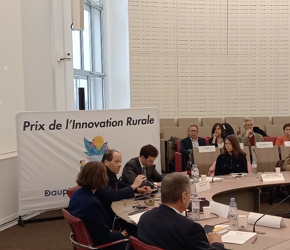PrixRurale's tweet photo. Plaisir d’accueillir ⁦@plevywaitz⁩ ⁦@frtierslieux⁩ pour une Keynote prospective et optimiste sur les tiers-lieux ruraux à l’occasion de la cérémonie de remise du #Prix de l’Innovation #Rurale ce matin ! #rural #ruralite #agendarural https://t.co/ipaR9ytbEM