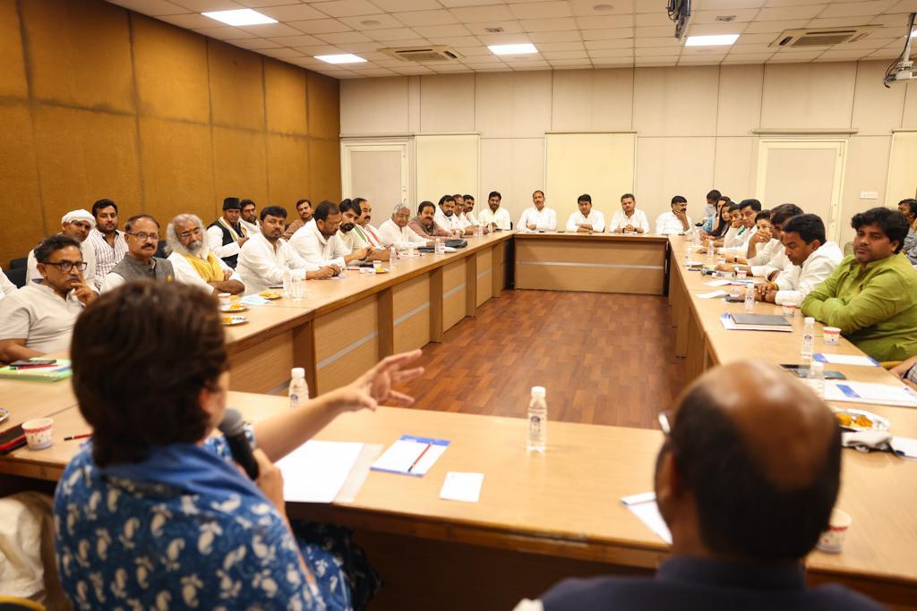 AjayLalluINC's tweet photo. आज शाम दिल्ली में श्रीमती @priyankagandhi जी के नेतृत्व में वरिष्ठ कांग्रेस नेताओं के साथ समीक्षा बैठक हुई। 

अनेक पहलुओं और उसमें सुधार को लेकर विस्तार से चर्चा हुई। हर स्तर पर खामियों को दूर करेंगे, उत्तर प्रदेश के बुनियादी सवालों पर संघर्ष करेंगे। https://t.co/nRPyULzi8s
