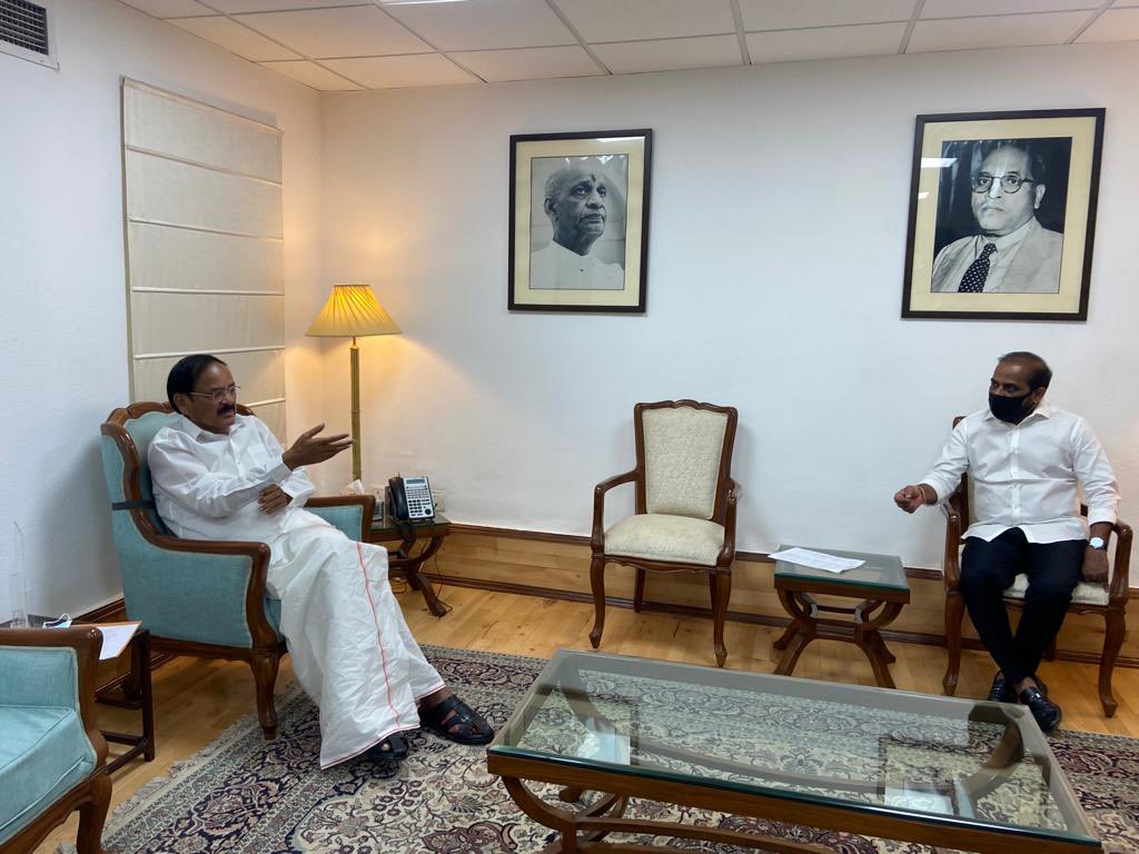 s_satyanna's tweet photo. Blessing from Guru and God Father Shri @MVenkaiahNaidu  garu to Shri @satyakumar_y  Anna garu 💐🙏🙏

Two  great leaders and legends at one Picture 💐💐

Jai Satya Anna 🙏💐 https://t.co/rXYJZ0mydr