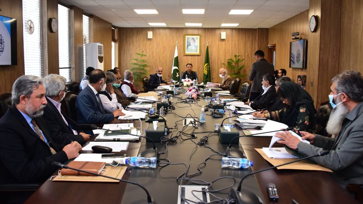 PlanComPakistan's tweet photo. The Governing Council of PBS was also briefed about the results of #Population &amp; Housing #Census 2017 as well as various activities of the 7th Population and Housing Census, which is the first ever “#DigitalCensus” of Pakistan. https://t.co/csZuHO1May