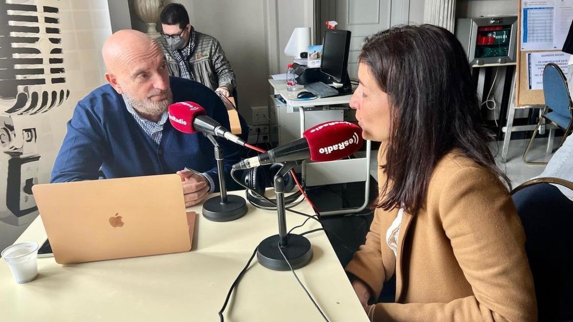 CsCValenciana's tweet photo. 📻 @rut_merino ha participado en el programa fallero de @esRadio_Vlc previo a la #Mascletà

🔥 "Hay tantas ganas de #Fallas que olvidas un poco el mal tiempo. Hacían mucha falta"

👉 Vamos a disfrutarlas, pero seguimos trabajando. Muy pendientes de las malas noticias de Ucrania. https://t.co/ZY3EDhPoF4