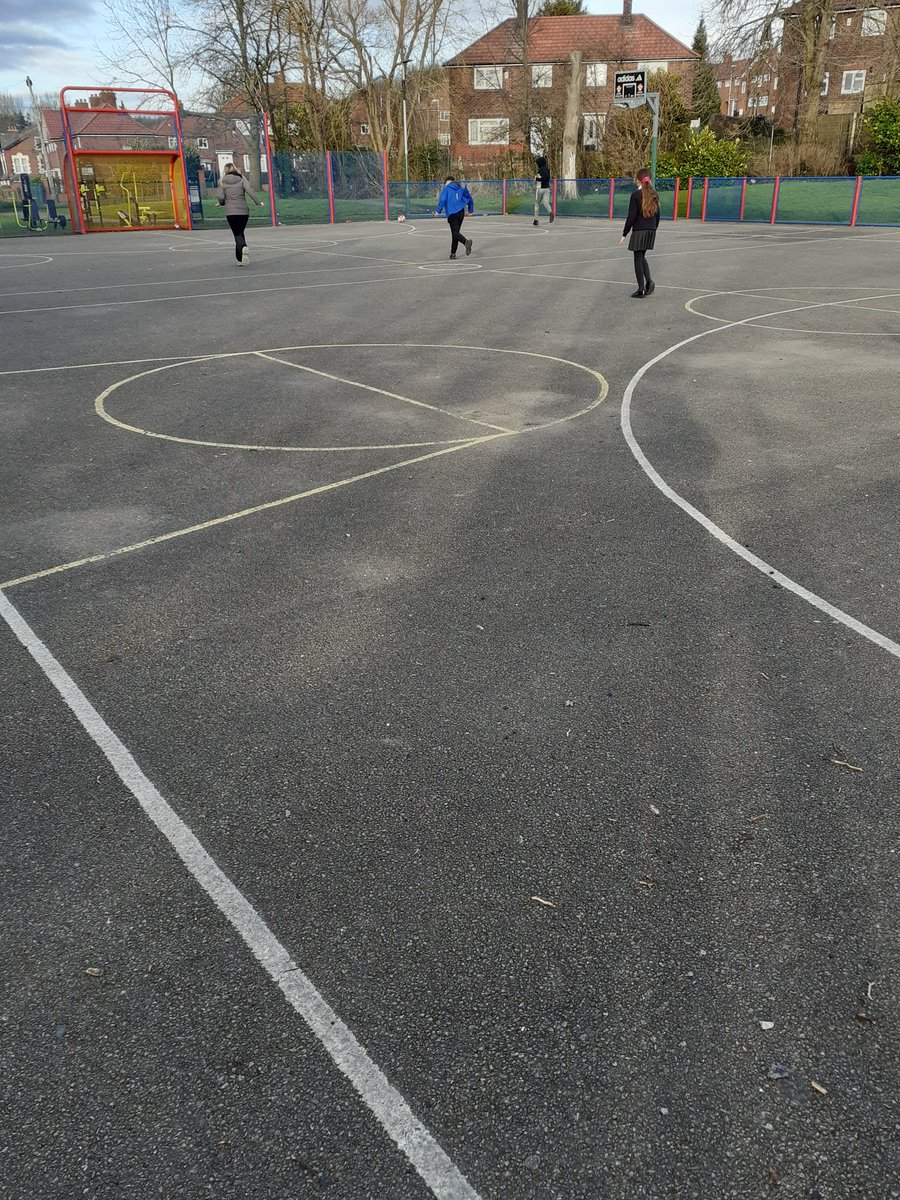 YouthAssocUK's tweet image. Last night, we met with a few groups across Halton Moor, who took part in sports and activities to make the most of the nice weather ⚽️🌞 
@LeedsCommFound @wy_vru @JessJen_VRU @YouthServiceENE