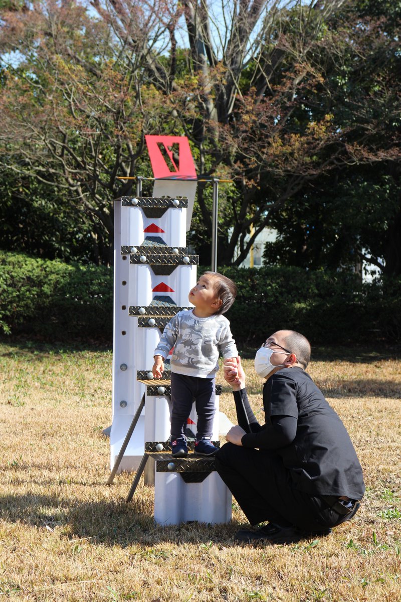hatano_works's tweet photo. 1年前は梅屋敷KOCAのイベント「ラウンドテーブル2020」開催期間でした!金子未弥さんと私で作った遊具の作品、息子が回したり登ってくれて感無量でした。あっという間だったなぁ…!🥺#ROUNDTABLE2020 https://t.co/e1CglrvUiq