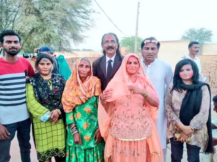 JavedRRaymond's tweet photo. #HappyHolyToAll.
PPP Minority wing Bahawal pur 
Celeberating Holy Festival in Yazman 
with hindu Community .
@BBhuttoZardari 
@AseefaBZ 
@KeshooBai
@GianChandMakwan
@Veerji_Kolhi
@DrUkrani
@PPPPunjab_SM 
@PPPSindh_PS 
@PPPBALOCHISTAN_ 
@PPPKpkMediaCell 
@gillanihouse_MC https://t.co/Z8y7MnGRFO