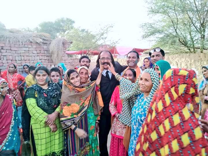 JavedRRaymond's tweet photo. #HappyHolyToAll.
PPP Minority wing Bahawal pur 
Celeberating Holy Festival in Yazman 
with hindu Community .
@BBhuttoZardari 
@AseefaBZ 
@KeshooBai
@GianChandMakwan
@Veerji_Kolhi
@DrUkrani
@PPPPunjab_SM 
@PPPSindh_PS 
@PPPBALOCHISTAN_ 
@PPPKpkMediaCell 
@gillanihouse_MC https://t.co/Z8y7MnGRFO