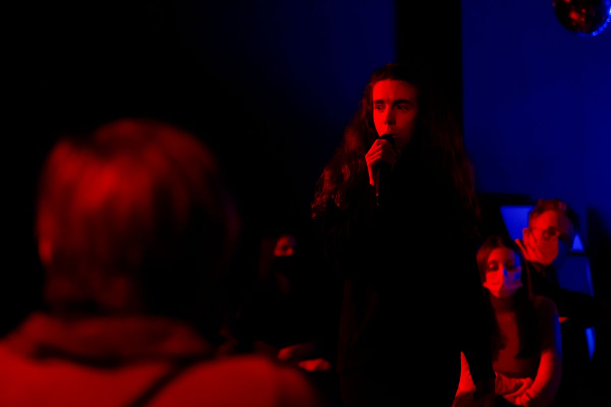 Les espectadores que assisteixen a 🍃 #LesMetamorfosis 🍃 queden captivades per les fascinants històries d'Ovidi, per com les narra la @mirena2n i per l'espectacularitat estètica de la proposta.

🎟 I tu, t'ho perdràs? teatreolia.cat/les-metamorfos…

📸 @mwfotografia_ns