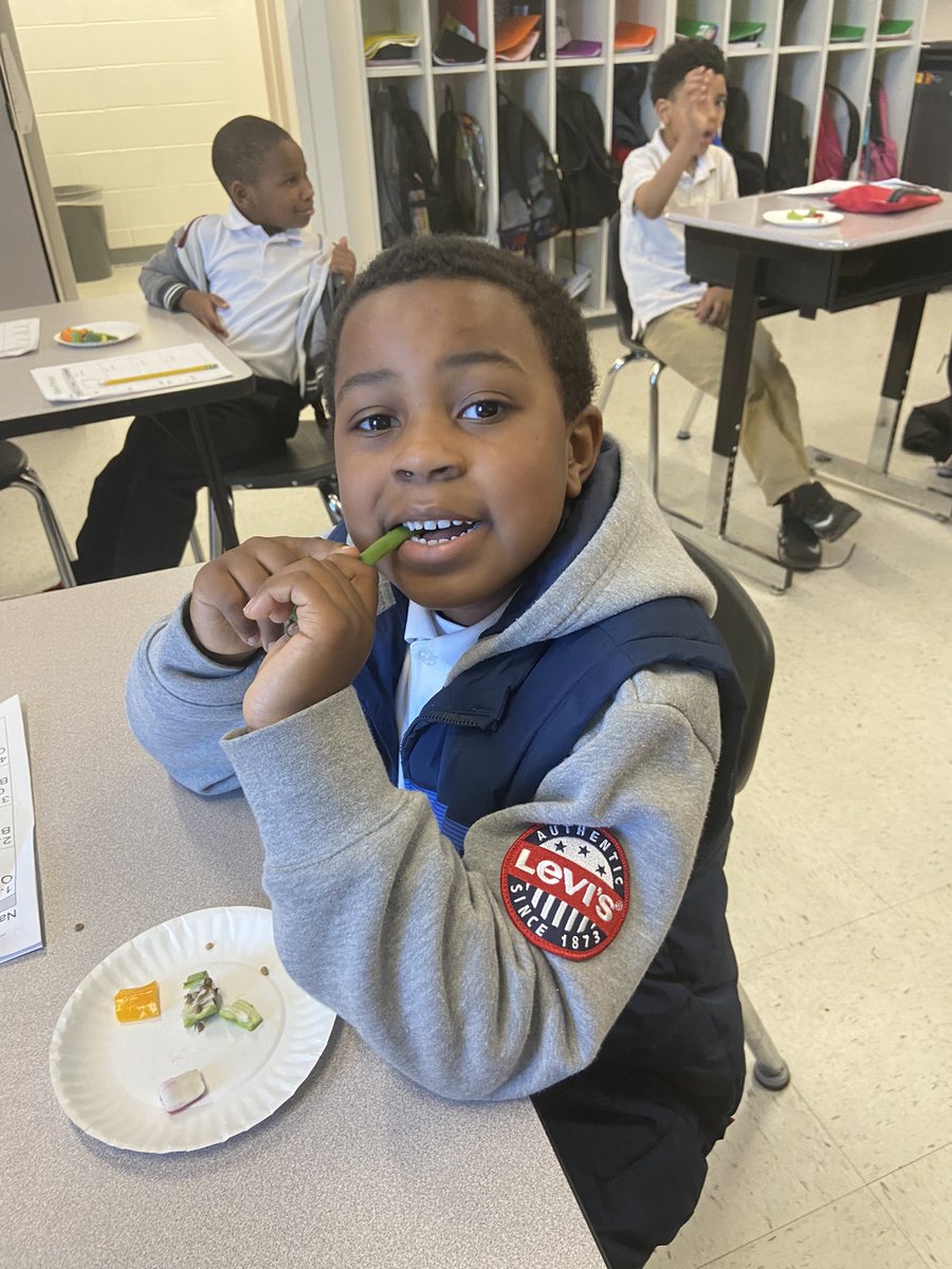 ABWilliamsElem1's tweet photo. Who knew learning could be so delicious?? First graders at AB Williams had a tasty lesson on the shapes of fruits and vegetables! We’d like to thank #DavisProduce for the donation of produce! #STEMinAction #FullSTEAMahead #NutritionInTheClassroom https://t.co/UWNzDeAQbd