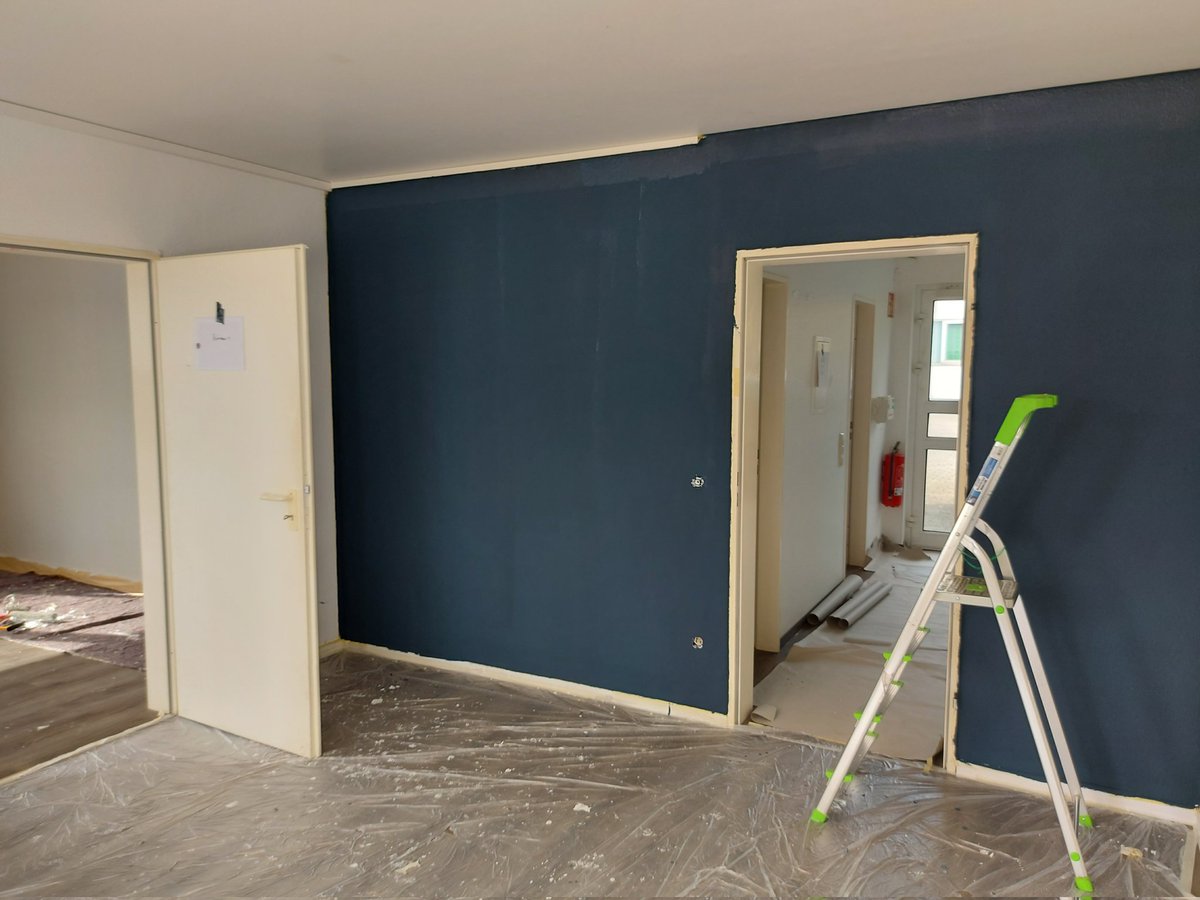 WeSports_Main's tweet photo. Erste Farbspritzer sind an den Wänden und auch die ersten Möbel sind eingetroffen. Licht am Ende des Tunnels in der #WeSBase mit @j4n84 @BulldogWeSports @FrannekWES

#bootcamp #events #gaming #eSports #wesgrows https://t.co/nPGjG8UYe7