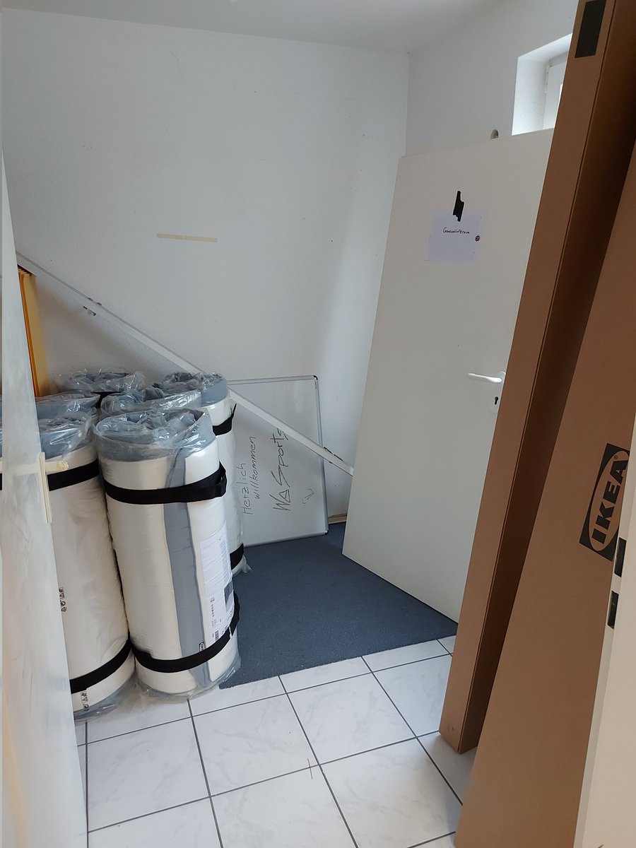 Erste Farbspritzer sind an den Wänden und auch die ersten Möbel sind eingetroffen. Licht am Ende des Tunnels in der #WeSBase mit <a href="/j4n84/">j4nurs</a> <a href="/BulldogWeSports/">Dennis R. 🇩🇪</a> <a href="/FrannekWES/">Frannek</a>

#bootcamp #events #gaming #eSports #wesgrows