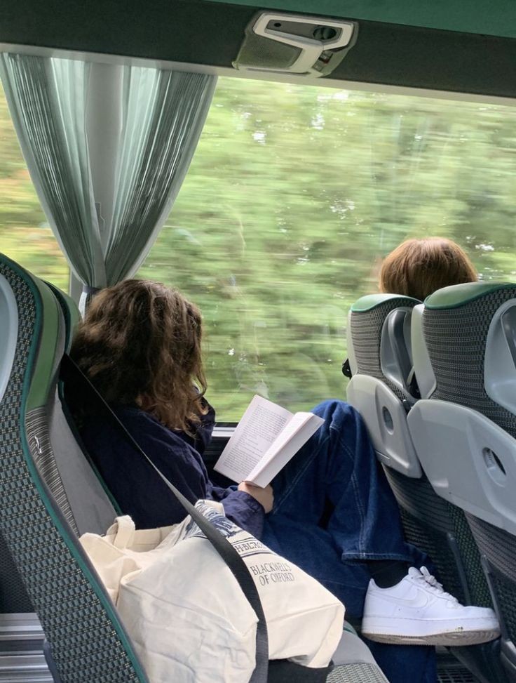 ParceiraDoAz's tweet photo. Queria estar em um trem, indo para algum lugar frio, apenas com uma mochila e um livro na mão https://t.co/XqafqTFoB1