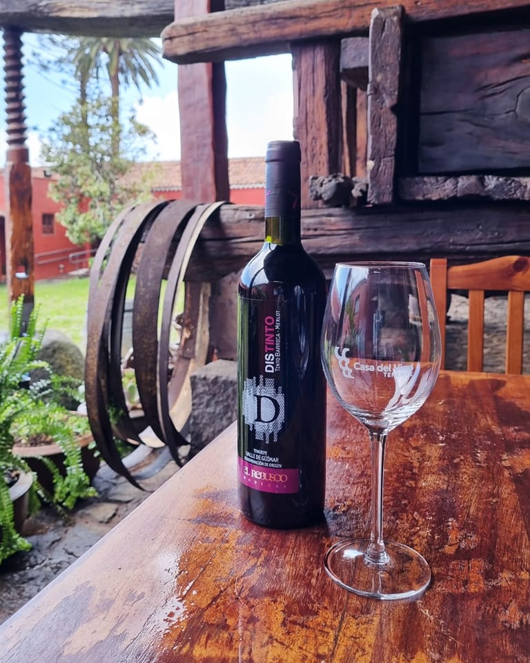 🍷¿Quieres disfrutar de los mejores #vinosdeTenerife? Te proponemos una cata bajo la lluvia en un lugar encantador. A partir de mañana y hasta el 31 de marzo, nuestro tinto barrica en la sala de catas de @casadelVinoTfe #vino #Tenerife #ElRebusco #gastronomía #IslasCanarias