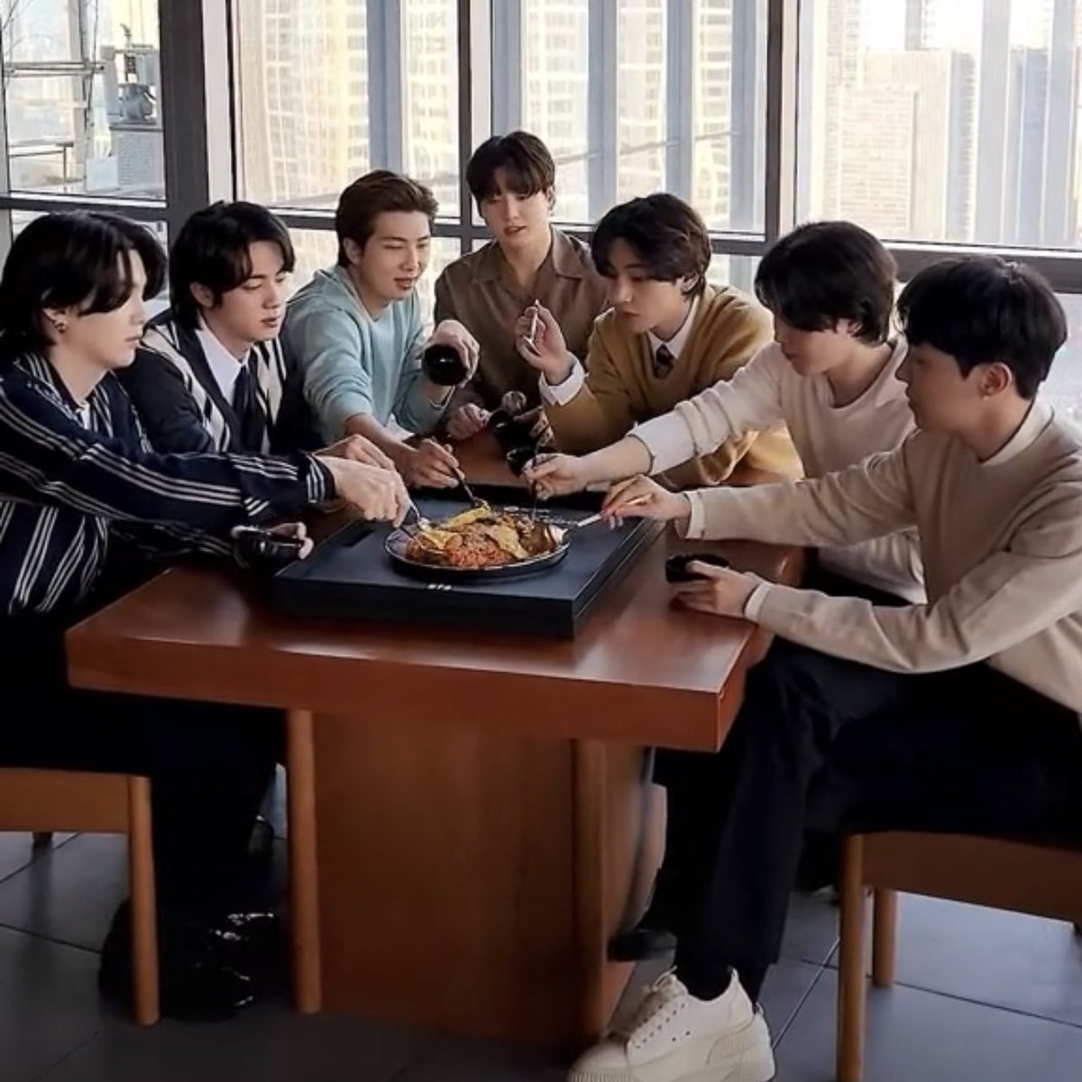 NJ71317's tweet photo. i expected Seok-jinie doing Eat jin but i am happy we got tannies eating from their 1 billion spotify plaque ๐ดโก
#๋ฐฉํ์๋
๋จ์ง #BTS #Dynamite1B https://t.co/KucDOLZoKL