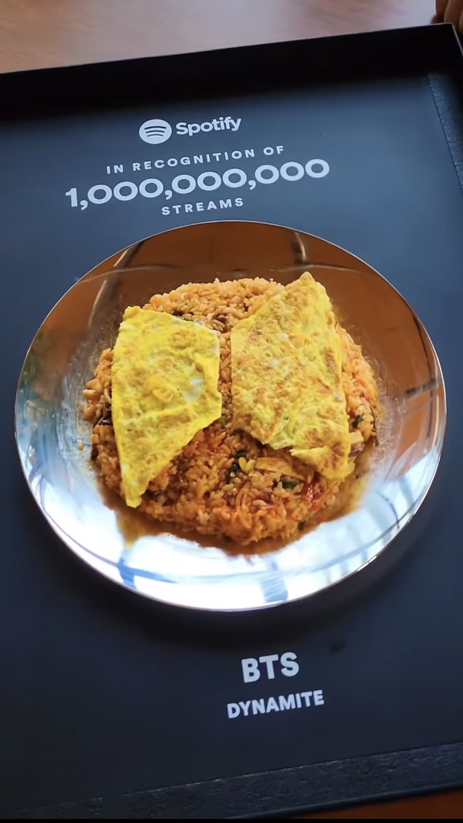 NJ71317's tweet photo. i expected Seok-jinie doing Eat jin but i am happy we got tannies eating from their 1 billion spotify plaque ๐ดโก
#๋ฐฉํ์๋
๋จ์ง #BTS #Dynamite1B https://t.co/KucDOLZoKL
