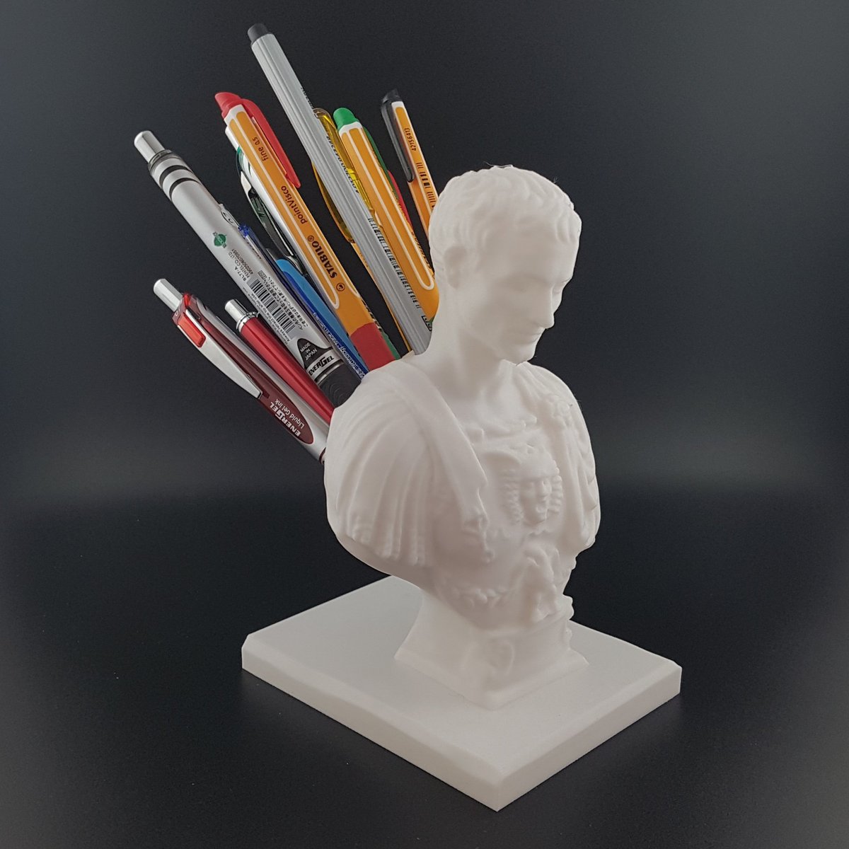 PBrickstory's tweet photo. After seeing something similar last year on #IdesofMarch I instantly had to buy me this. Caesar's (pen)ultimate sacrifice for my desk 😅 https://t.co/KtEMbQpcrW