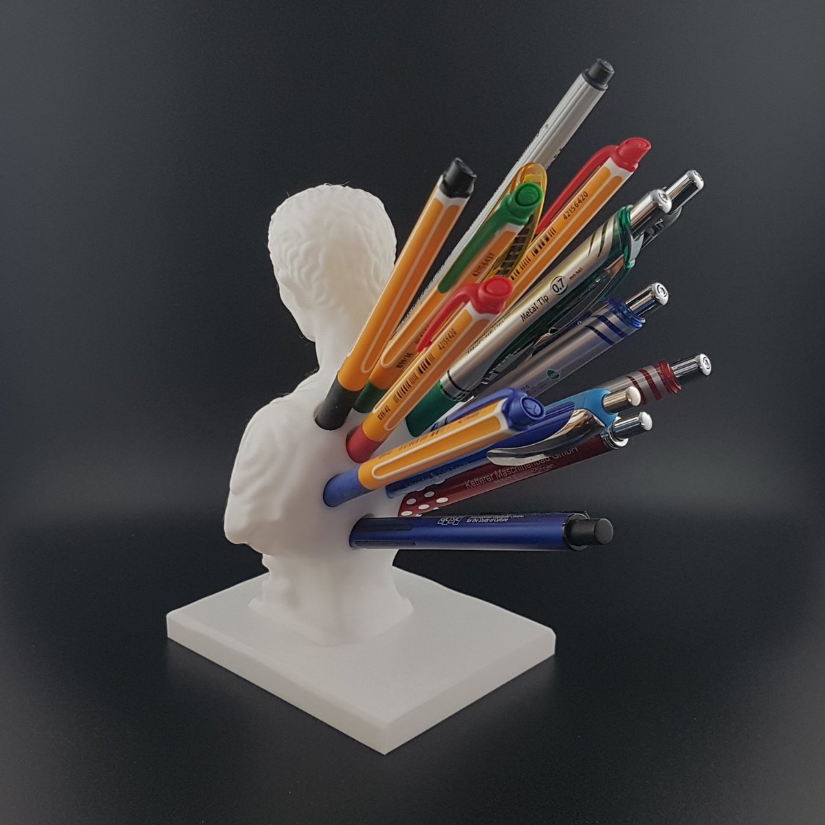 After seeing something similar last year on #IdesofMarch I instantly had to buy me this. Caesar's (pen)ultimate sacrifice for my desk 😅