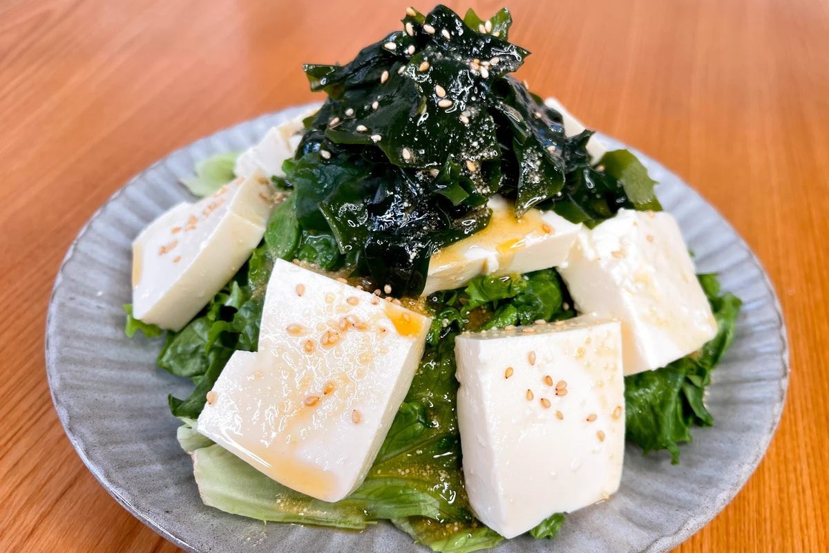 カロリーが気になる人でも安心して食べられそう！お豆腐やわかめを使った「サラダ」レシピ！