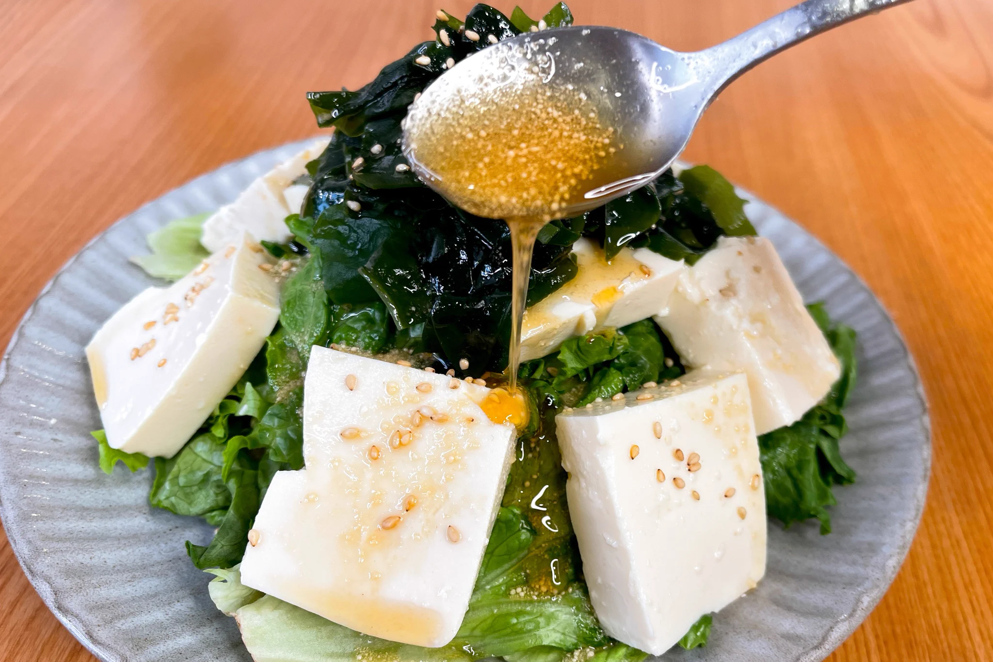 カロリーが気になる人でも安心して食べられそう！お豆腐やわかめを使った「サラダ」レシピ！