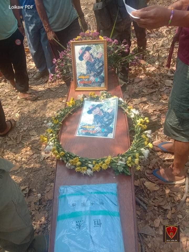 sueliqing's tweet photo. Myo Aung, aged 19, a member of Loikaw-PDF fell in the clashes with military troops near Hteetayi village, Demoso tsp, Karenni(Kayah) state yesterday and his funeral was held in the evening. #WarCrimesOfJunta #2022Mar15Coup #WhatsHappeningInMyanmar https://t.co/IP2doM0OC9