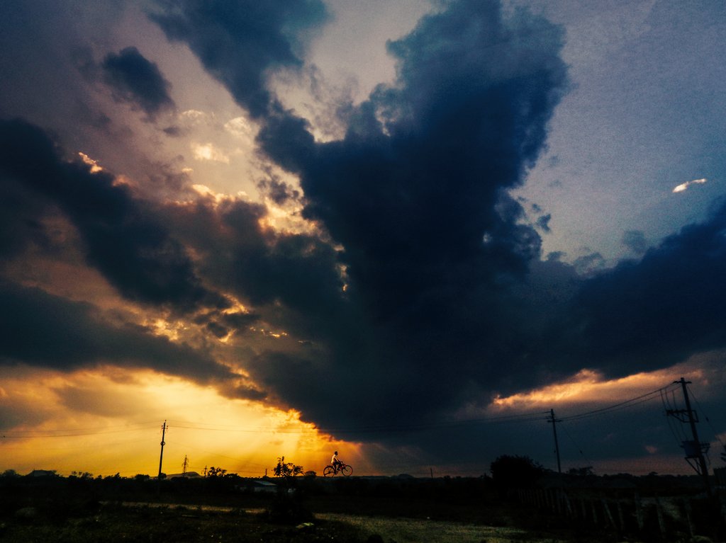 souravbhandarik's tweet photo. Heading back home
#sunset #evening #photography #headingback https://t.co/lU5XVLwCV5