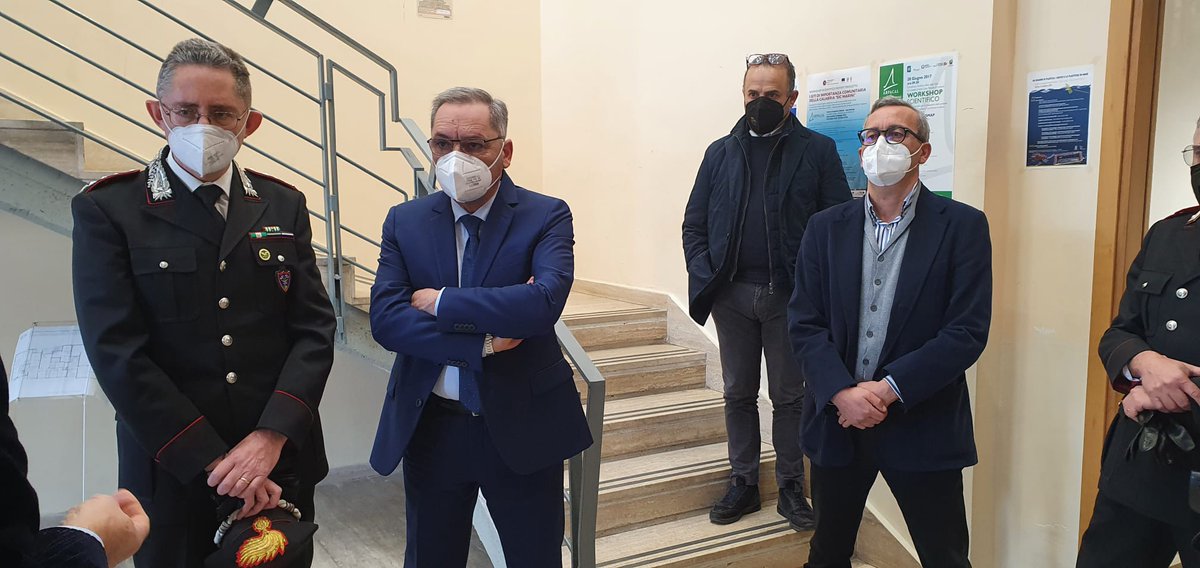 ArpaCalabria's tweet photo. Accolto dal direttore generale dell’Arpacal, @pappaterramimmo , ha fatto visita informale questa mattina nella sede del dipartimento Arpacal di Crotone il comandante regionale @_Carabinieri_  Forestali Colonnello Giorgio Maria Borrelli https://t.co/AgAJOKeaGm https://t.co/jGEsI2F7xx