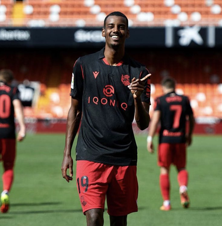 TomJournalist1's tweet photo. Alexander Isak is another top @LaLiga player being scouted by many clubs ✅ @ManUtd @Arsenal @LFC + @FCBayernEN are all looking at the player closely ✅ His agency is open for negotiations this summer ✅ Race is open! 🌎 #MUFC #AFC #LFC #FCB #Bayern #Isak #Transfers https://t.co/W8YTcTQJfc