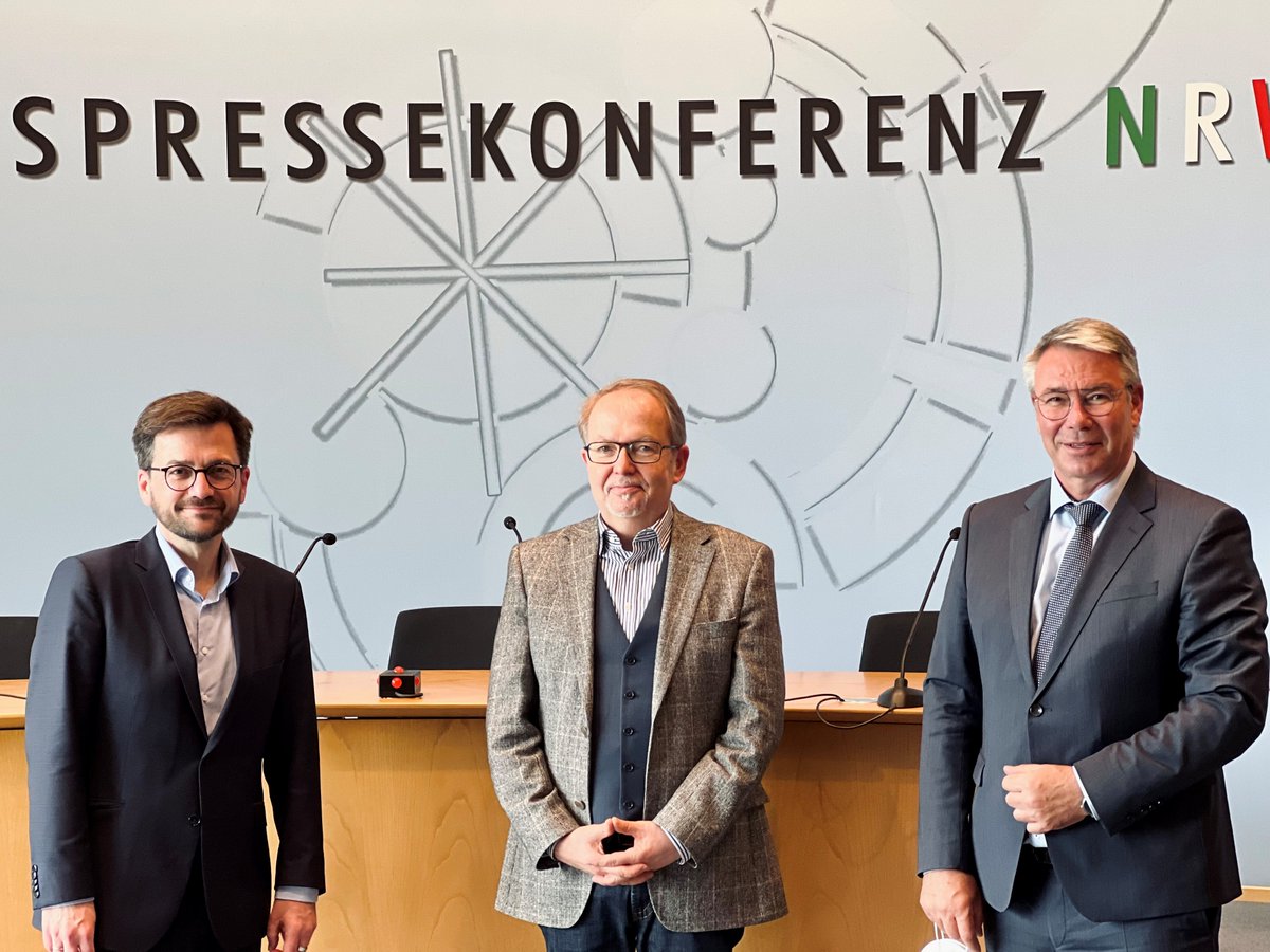spd_fraktion_nw's tweet photo. Prof. Dr. Martin Junkernheinrich, Inhaber des Lehrstuhls für Stadt-, Regional- &amp; Umweltökonomie an der TU Kaiserslautern, hat ein Gutachten vorgestellt, wie bei den #Altschulden eine Lösung möglich ist.

Gutachten👉https://t.co/dwlJN6LIBK
Pressemitteilung👉https://t.co/mjwKSN4tCX https://t.co/67rRs9wZQj