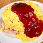 フライパンは使わず作れる!手軽にできる「ふわとろ半熟オムライス」。