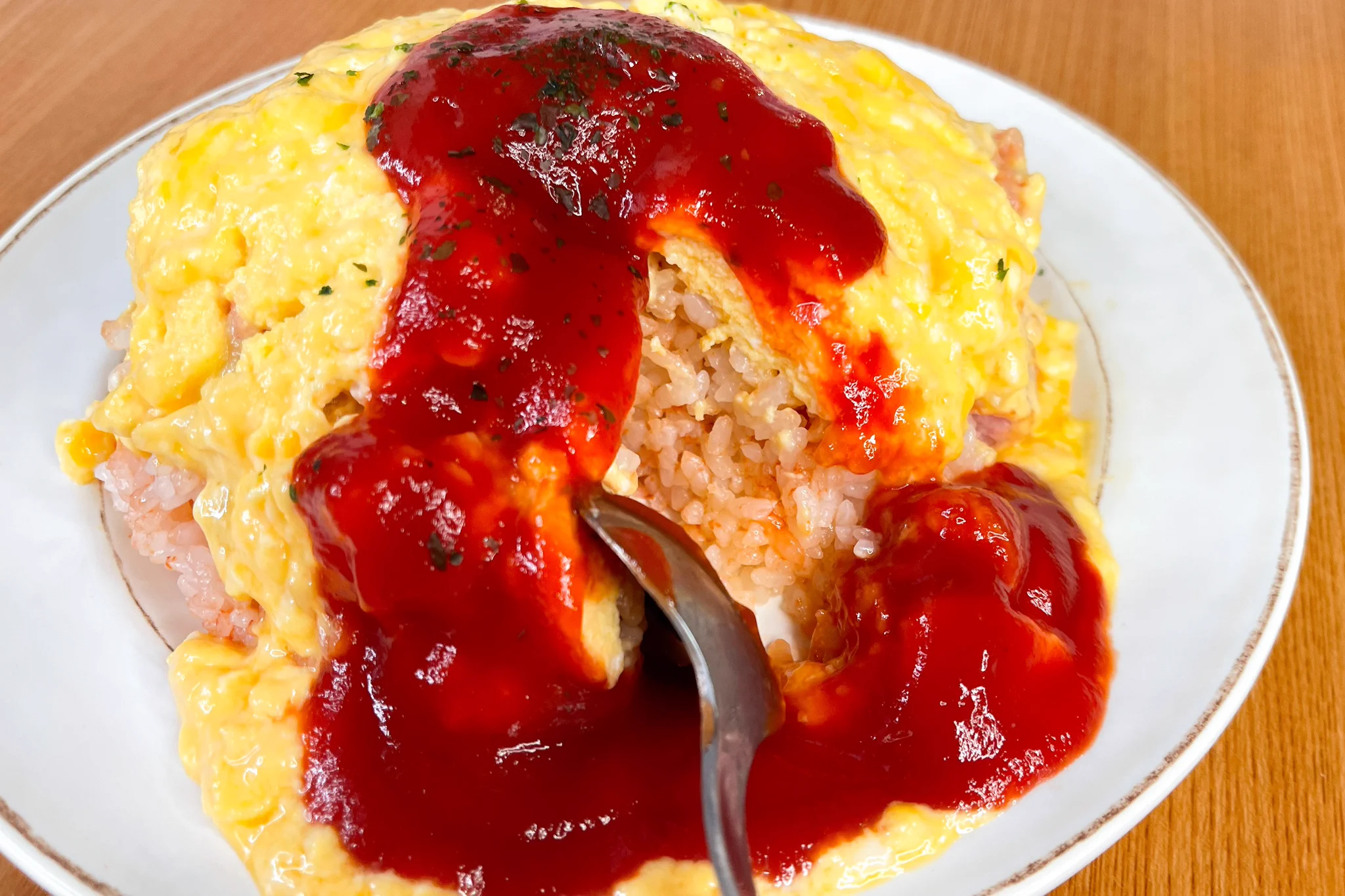 フライパンは使わず作れる！手軽にできる「ふわとろ半熟オムライス」。