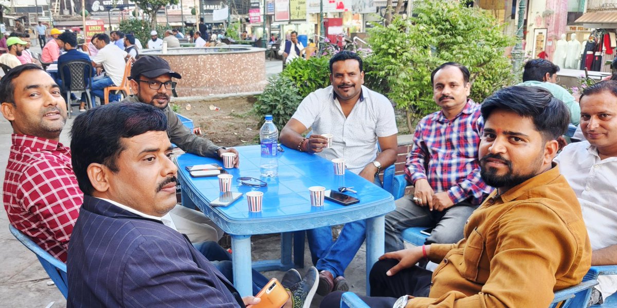 AMITDIXIT4BJP's tweet photo. लखनऊ की शाम हो और जनपथ की चाय न हो...???? 😊😊 #ChaiPilo
@AlokTiwari9335 @Siddheshbjp93 https://t.co/YJgm1PiKzw