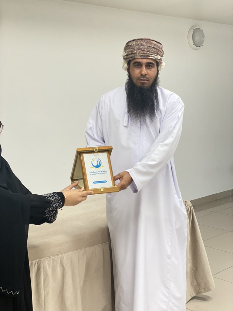 Asu__om's tweet photo. إحتفالا بيوم النخلة العالمي، قدم الدكتور قيس المعولي ورقة عمل عن أهمية النخلة بيئيا والاقتصاديا والتحديات التي تواجه انتاج التمور في السلطنة والعالم بالتنسيق مع جماعة صديق البيئة بجامعة الشرقية.
@mafw_n_sharqia 
@AsharqiyahUni https://t.co/hTI8ren5of